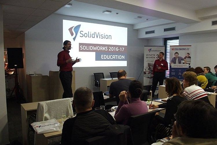 Brněnská EDU konference se pořádala v hotelu eFi. Novinky ve výukové verzi pro aktuální školní rok představili Petr Lstiburek (vlevo) a Pavel Kala. Foto: SolidVision
