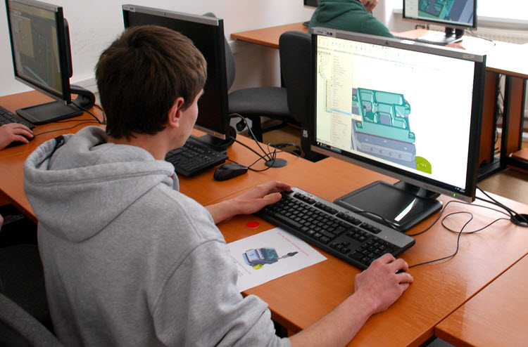 Úkolem studentům bylo zhotovit program pro řízení CNC obráběcího stroje v CAM řešení SolidCAM. Foto: SolidVsion