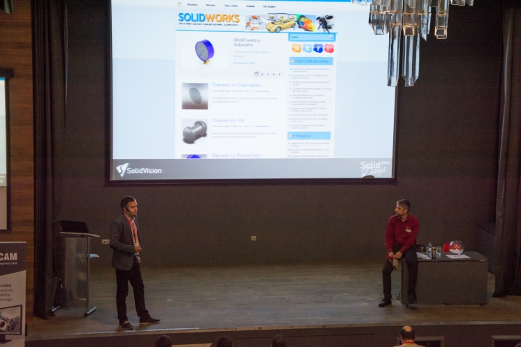 Jan Homola (vlevo) oficiálně představil web Mujsolidworks.cz. Na pozadí je vidět grafické rozhraní webu solidworks.caxmix.cz. Foto: Miroslav Vyhnalík