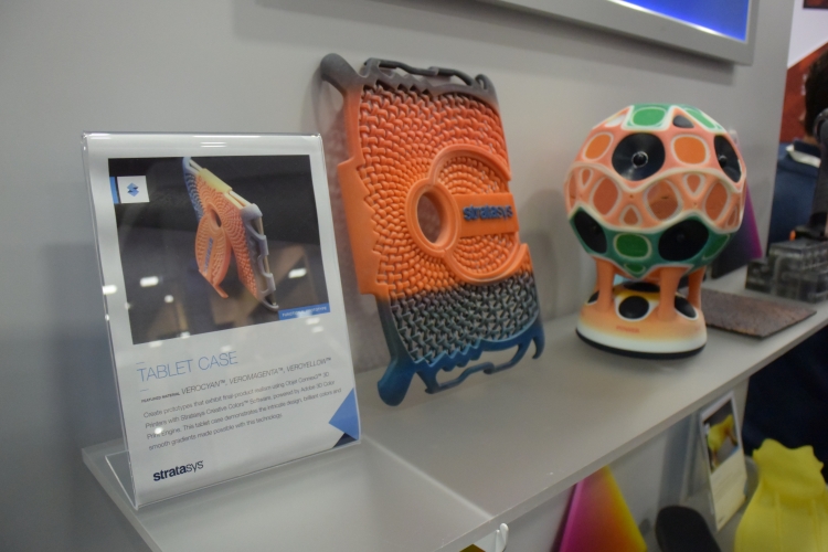 Zajímavou ukázku obalu pro tablet z materiálu Verocyan prezentovala společnost Stratasys