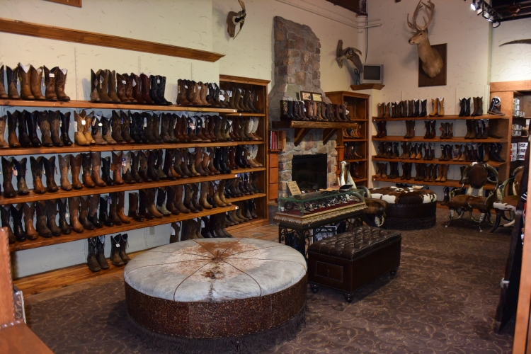 Místní prodejna obuvi pro kovboje