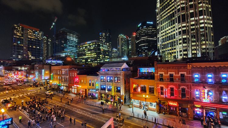 O ulici dále od Music City Centra se nachází slavná nashvillská Broadway, kde jsou desítky podniků, ze kterých je s trochou nadsázky neustále slyšet živá muzika. Foto: Marek Pagáč