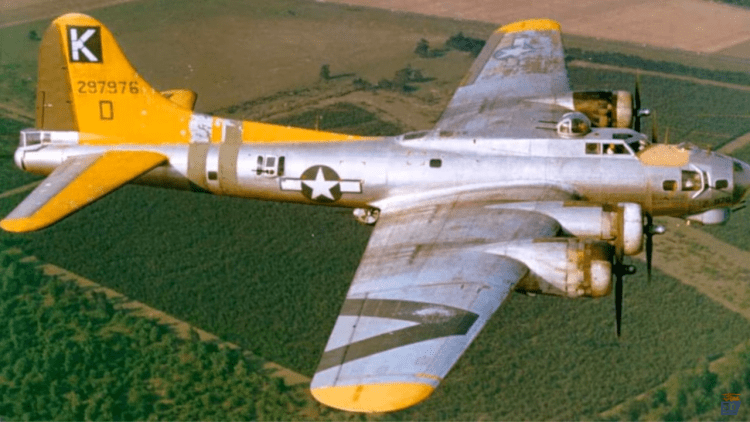 Boeing B-17 Flying Fortress byl americký čtyřmotorový dálkový bombardovací letoun vyvinutý ve 30. letech pro Armádní letecký sbor Spojených států amerických. Foto: youtube.com